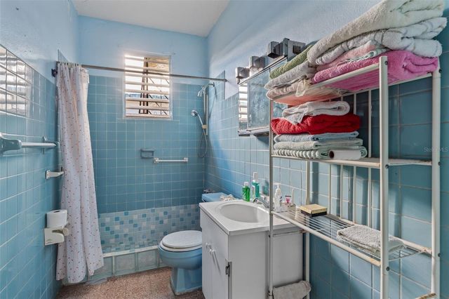 H4 CALLE CAOBA, Carolina, PR 00984