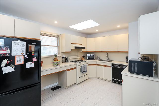 49 East Avenue, Glen Cove, NY 11542