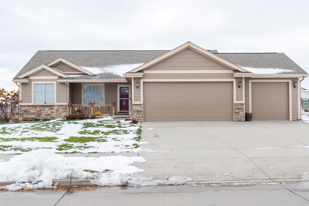 6019 Robin Road, Pleasant Hill, IA 50327