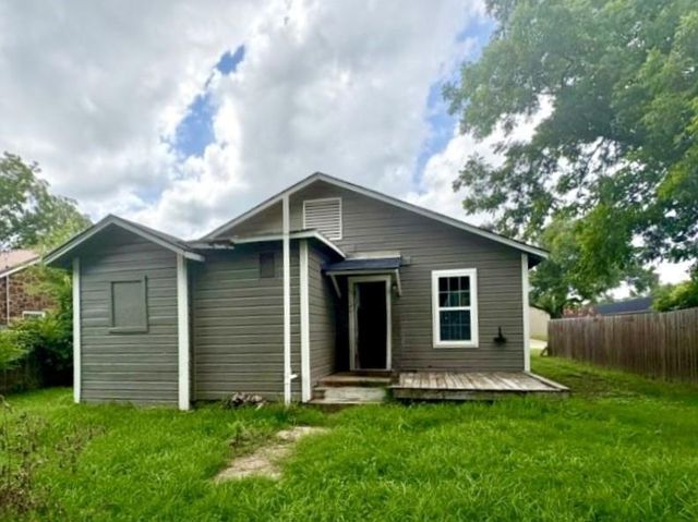407 W Davis Street, Hearne, TX 77859