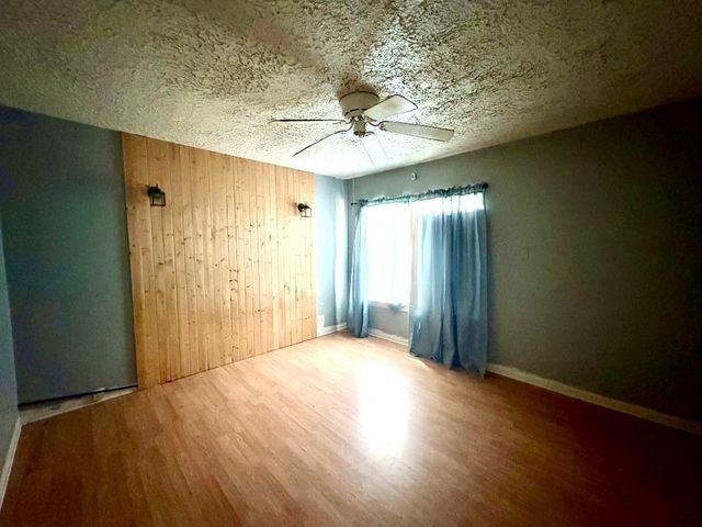 407 W Davis Street, Hearne, TX 77859