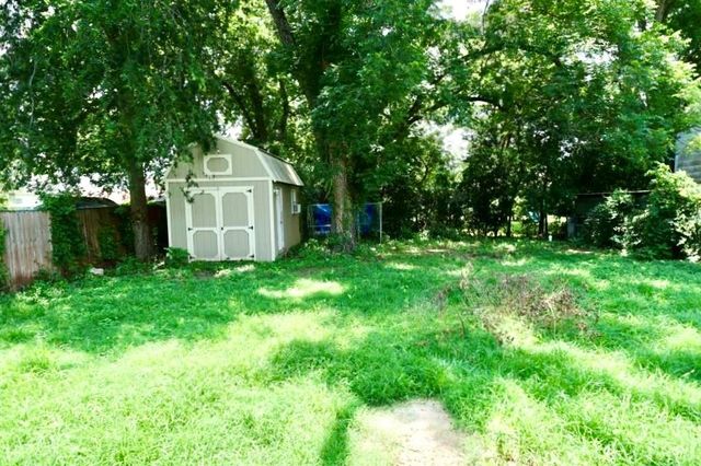 407 W Davis Street, Hearne, TX 77859