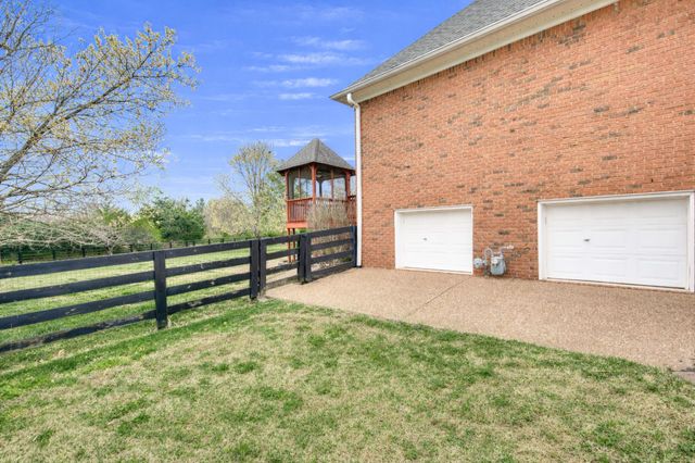 1437 Charleston Ln, Columbia, TN 38401