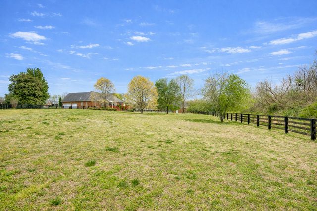 1437 Charleston Ln, Columbia, TN 38401