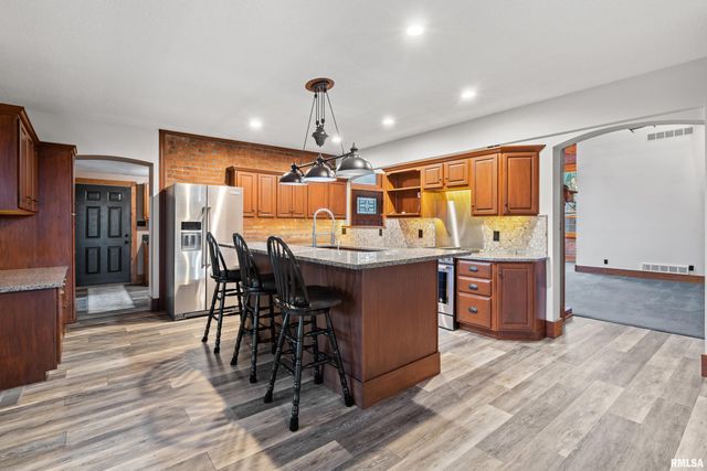 7216 VALLEY Drive, Bettendorf, IA 52722