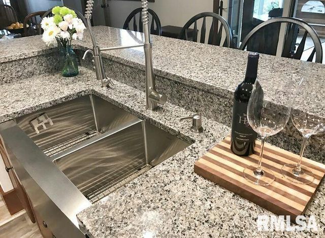 7216 VALLEY Drive, Bettendorf, IA 52722