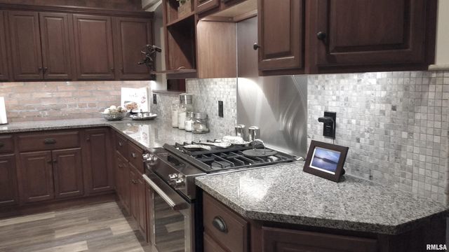 7216 VALLEY Drive, Bettendorf, IA 52722