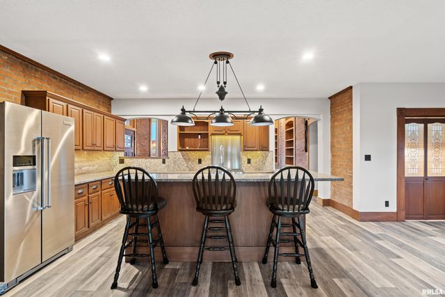 7216 VALLEY Drive, Bettendorf, IA 52722