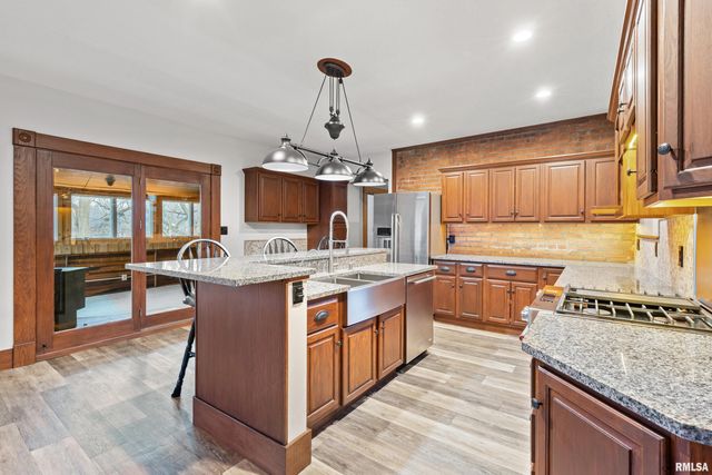 7216 VALLEY Drive, Bettendorf, IA 52722