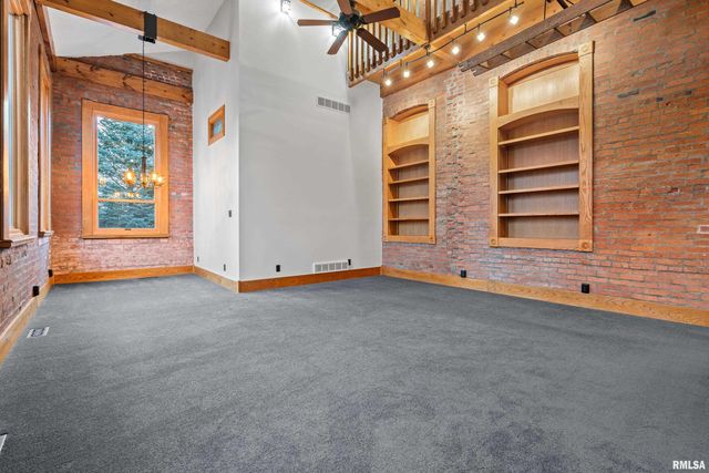 7216 VALLEY Drive, Bettendorf, IA 52722