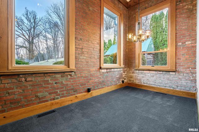 7216 VALLEY Drive, Bettendorf, IA 52722