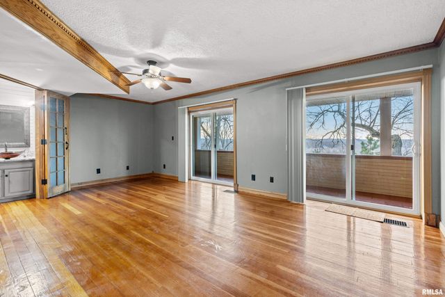 7216 VALLEY Drive, Bettendorf, IA 52722