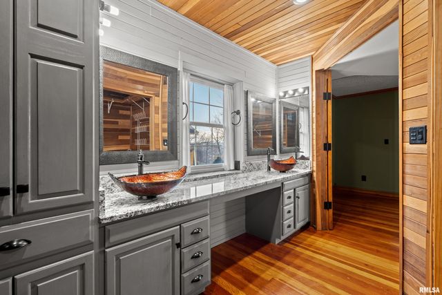 7216 VALLEY Drive, Bettendorf, IA 52722