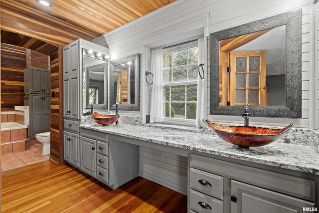 7216 VALLEY Drive, Bettendorf, IA 52722