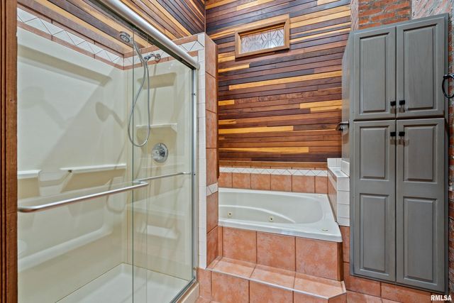 7216 VALLEY Drive, Bettendorf, IA 52722