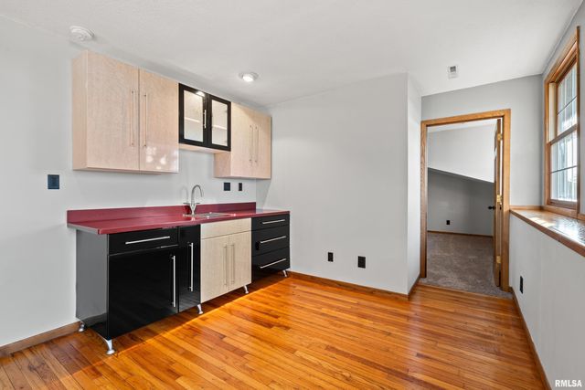 7216 VALLEY Drive, Bettendorf, IA 52722