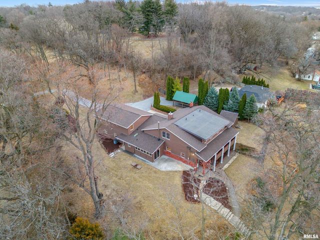 7216 VALLEY Drive, Bettendorf, IA 52722