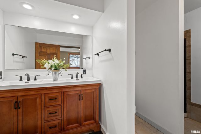 7216 VALLEY Drive, Bettendorf, IA 52722