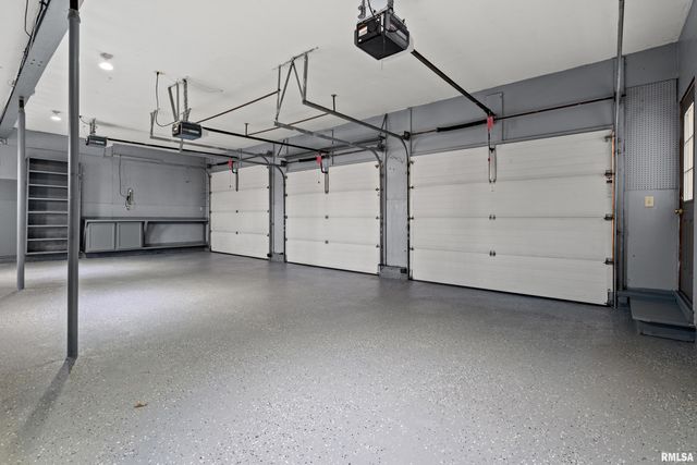 7216 VALLEY Drive, Bettendorf, IA 52722