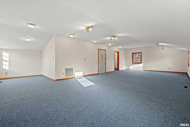 7216 VALLEY Drive, Bettendorf, IA 52722