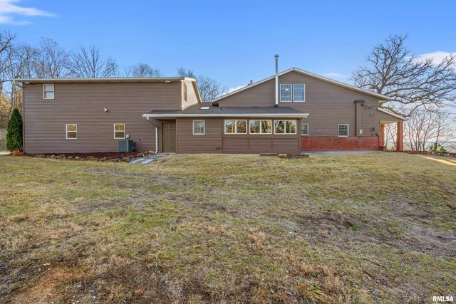 7216 VALLEY Drive, Bettendorf, IA 52722