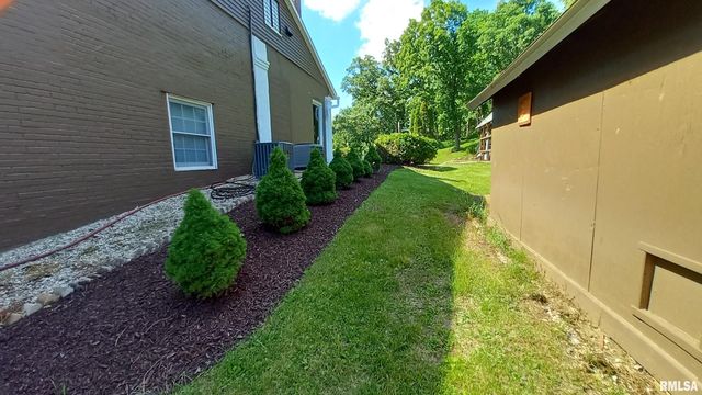 7216 VALLEY Drive, Bettendorf, IA 52722