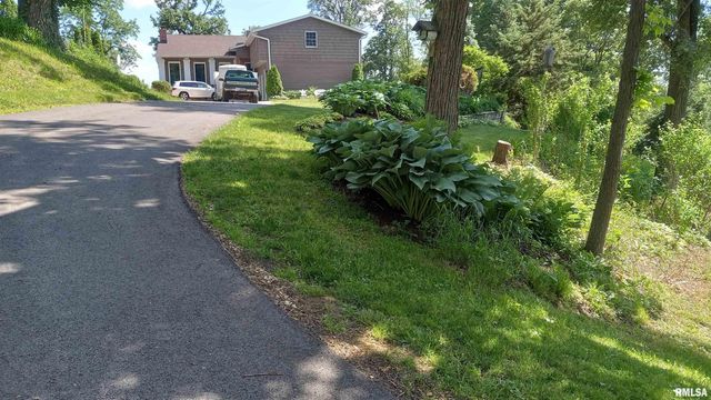 7216 VALLEY Drive, Bettendorf, IA 52722