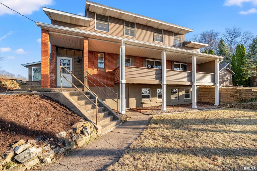 7216 VALLEY Drive, Bettendorf, IA 52722