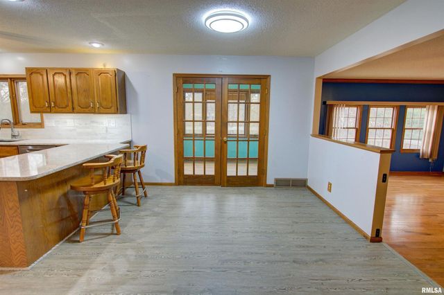 591 BREEZY POINT Drive, Clinton, IA 52732