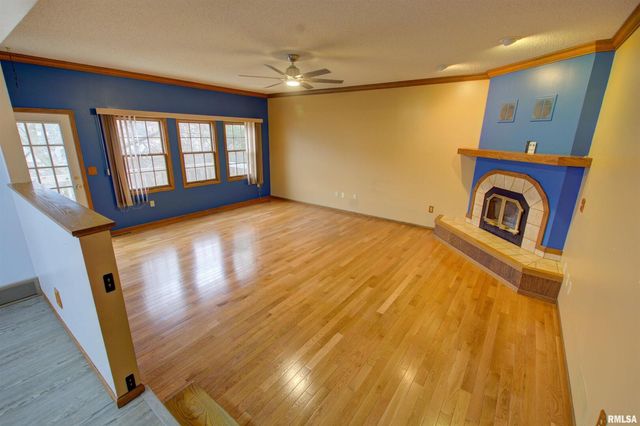 591 BREEZY POINT Drive, Clinton, IA 52732