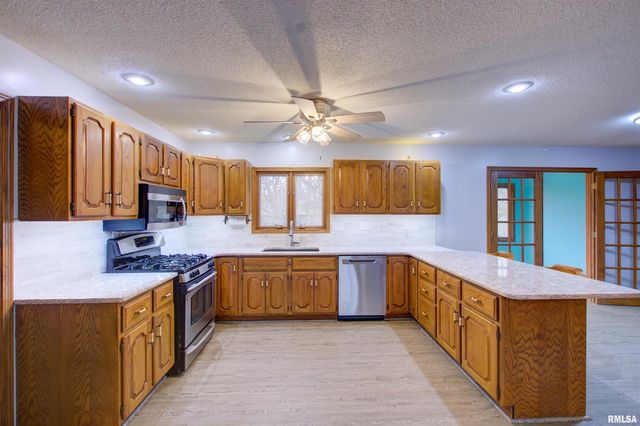 591 BREEZY POINT Drive, Clinton, IA 52732