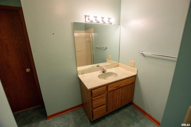 591 BREEZY POINT Drive, Clinton, IA 52732