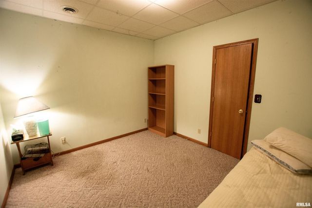 591 BREEZY POINT Drive, Clinton, IA 52732