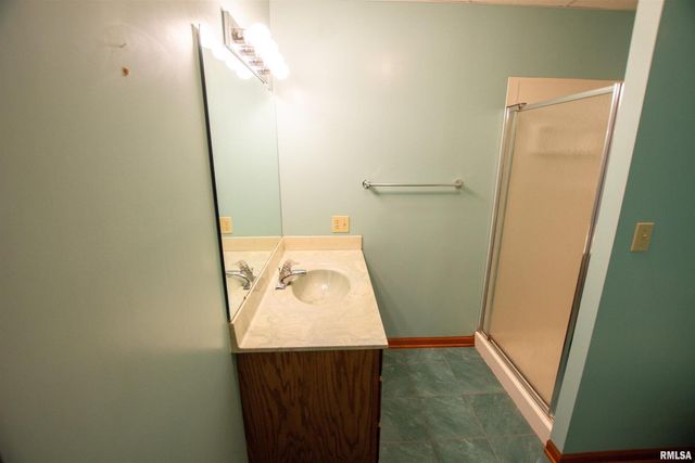 591 BREEZY POINT Drive, Clinton, IA 52732