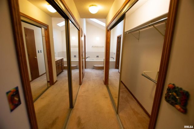 591 BREEZY POINT Drive, Clinton, IA 52732