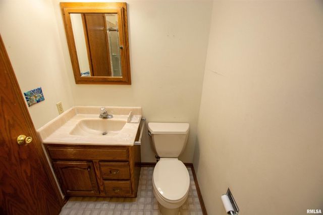 591 BREEZY POINT Drive, Clinton, IA 52732