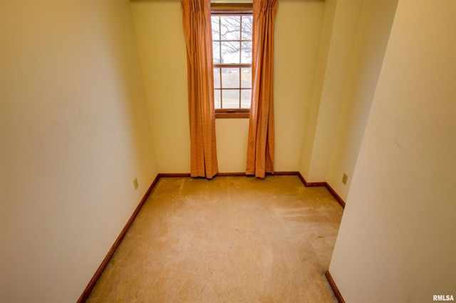 591 BREEZY POINT Drive, Clinton, IA 52732