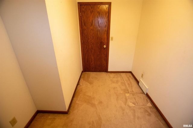 591 BREEZY POINT Drive, Clinton, IA 52732