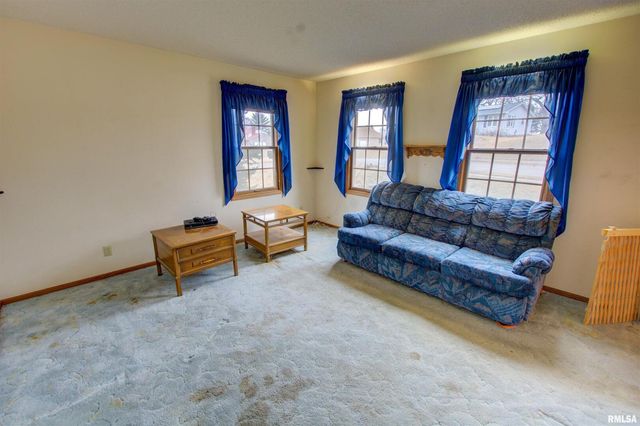 591 BREEZY POINT Drive, Clinton, IA 52732