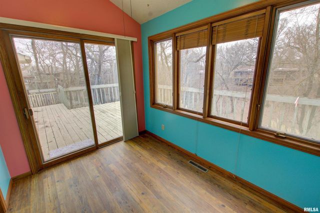 591 BREEZY POINT Drive, Clinton, IA 52732