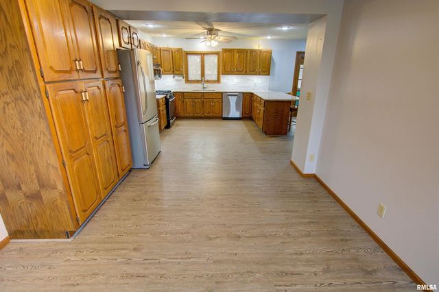 591 BREEZY POINT Drive, Clinton, IA 52732