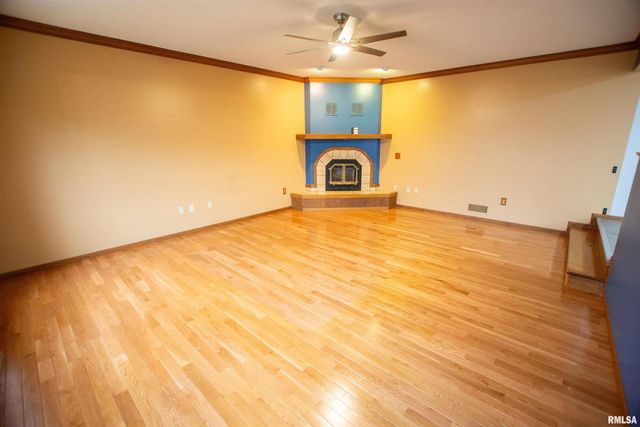 591 BREEZY POINT Drive, Clinton, IA 52732