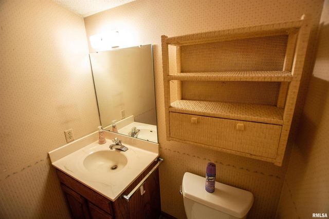 591 BREEZY POINT Drive, Clinton, IA 52732