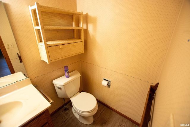 591 BREEZY POINT Drive, Clinton, IA 52732