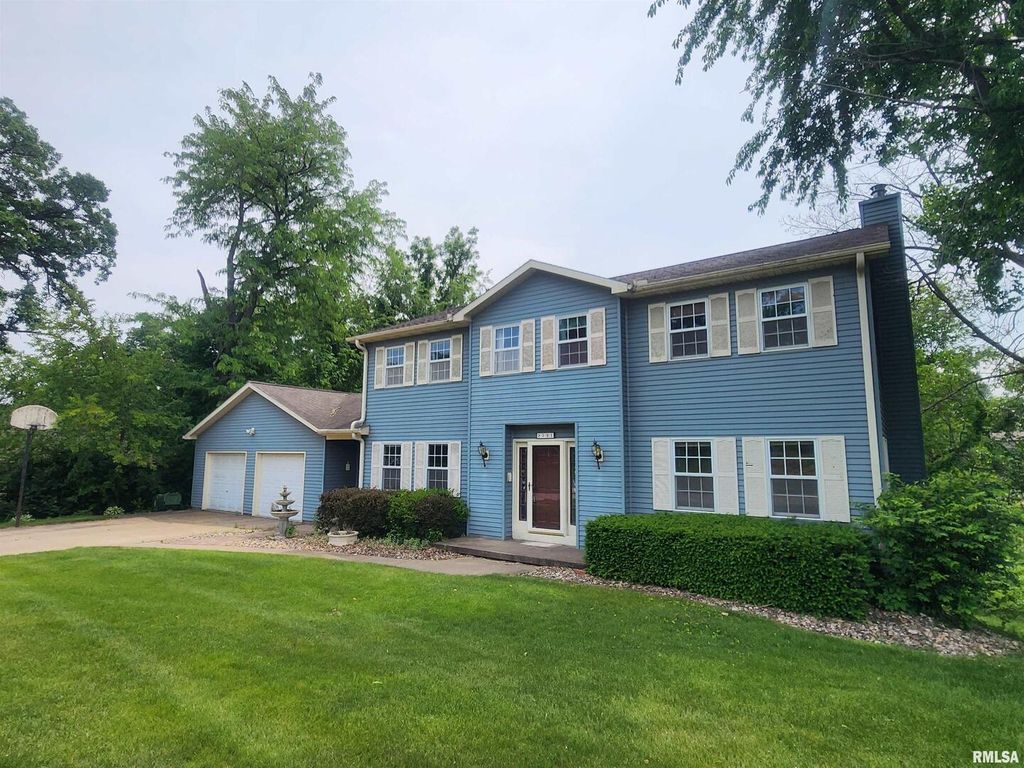 591 BREEZY POINT Drive, Clinton, IA 52732