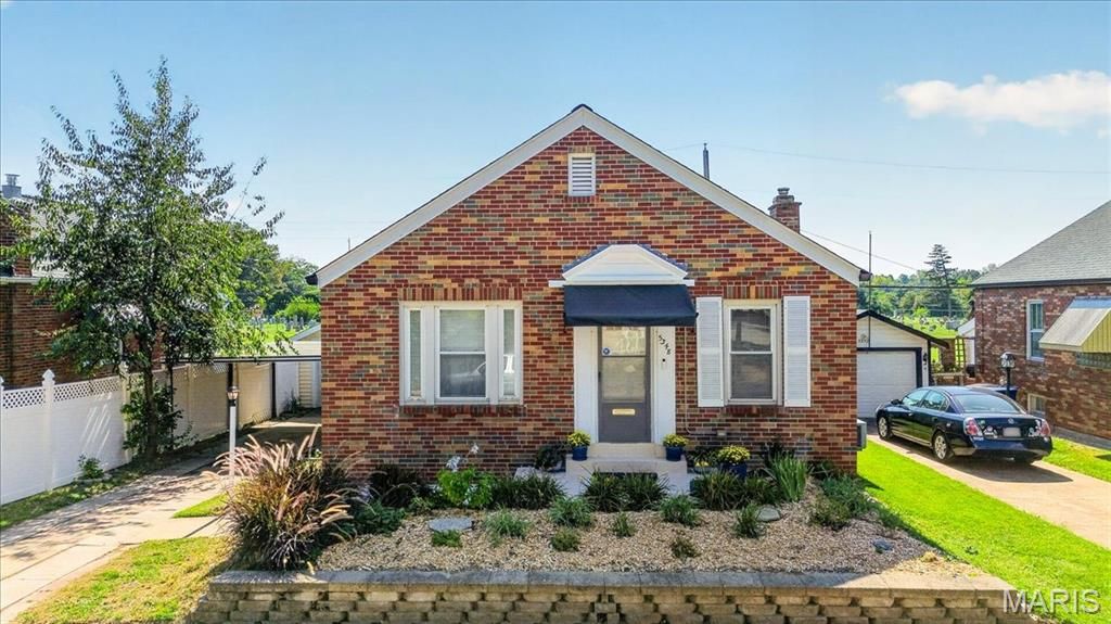 5348 Sunshine Drive, St Louis, MO 63109
