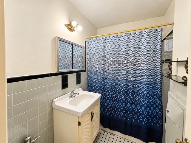 71 Grace Avenue 1L, Great Neck, NY 11021