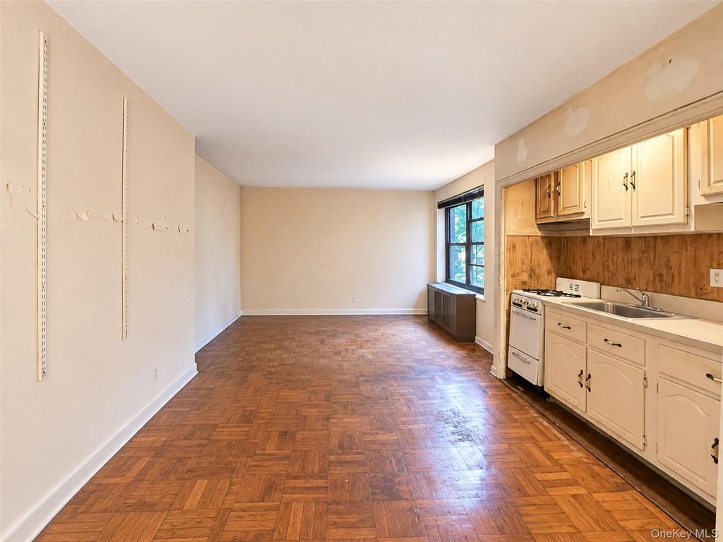 71 Grace Avenue 1L, Great Neck, NY 11021 — photo 3
