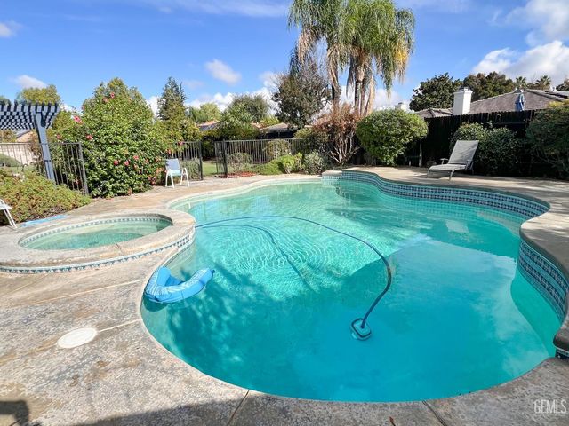 5004 Sioux Place, Bakersfield, CA 93312