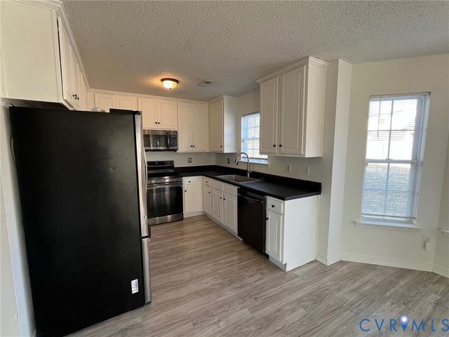 3802 Jamestown Dr, Hopewell, VA 23860